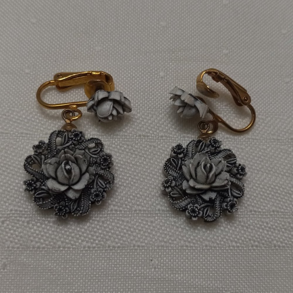 Vintage Black and White Molded Celluloid Flower Earrings - Picture 2 of 6
